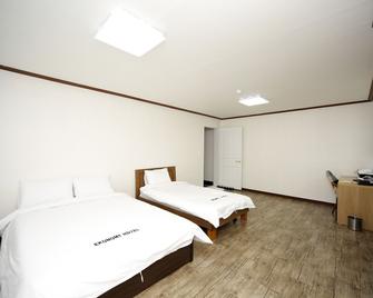 Ekonomy Hotel - Mokpo - Habitación
