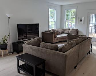 Near Downtown + Modern Kitchen - North Augusta - Living room