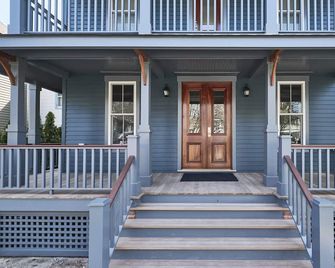 Historic Shore Home w/ Modern Coastal Interiors. 5 min walk to beach! - Ocean Grove - Budova