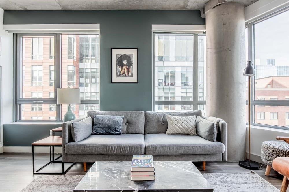 Corner Kendall Sq 1BR w/ Office Nook, Gym near MIT by Blueground - קיימברידג' - סלון