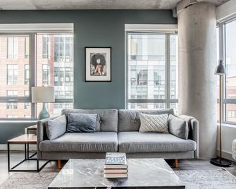 Corner Kendall Sq 1BR w/ Office Nook, Gym near MIT by Blueground - קיימברידג' - סלון