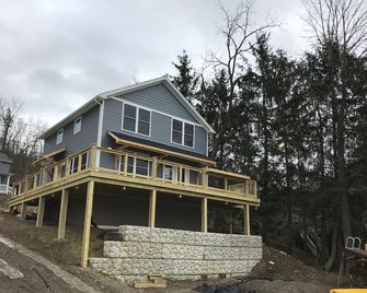 Large 9 BR Family Retreat in this quiet Cove (11 Bedrooms with extra cottage) - Penn Yan - Building