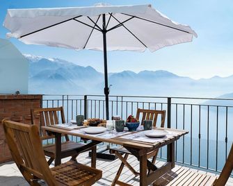 Apartment Cherubino 2 - Dreizimmerwohnung mit Pool und Terrasse by Interhome - Parzanica - Balcón