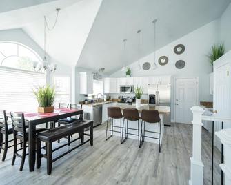 4bd room - king - lux - fast WiFi - West Jordan - Dining room