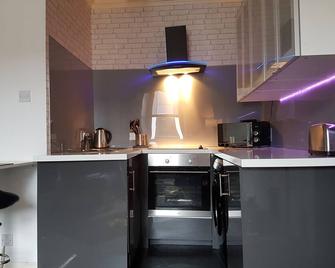 Modern Broughton Apartment - Walk to City Centre and St James Quarter - Edinburgh - Kitchen