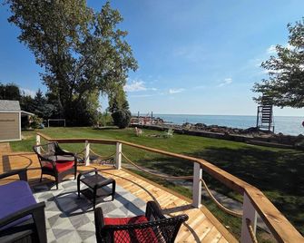 4 Season Cottage! Lake, Hot tub and Family fun - Wheatley - Balcony