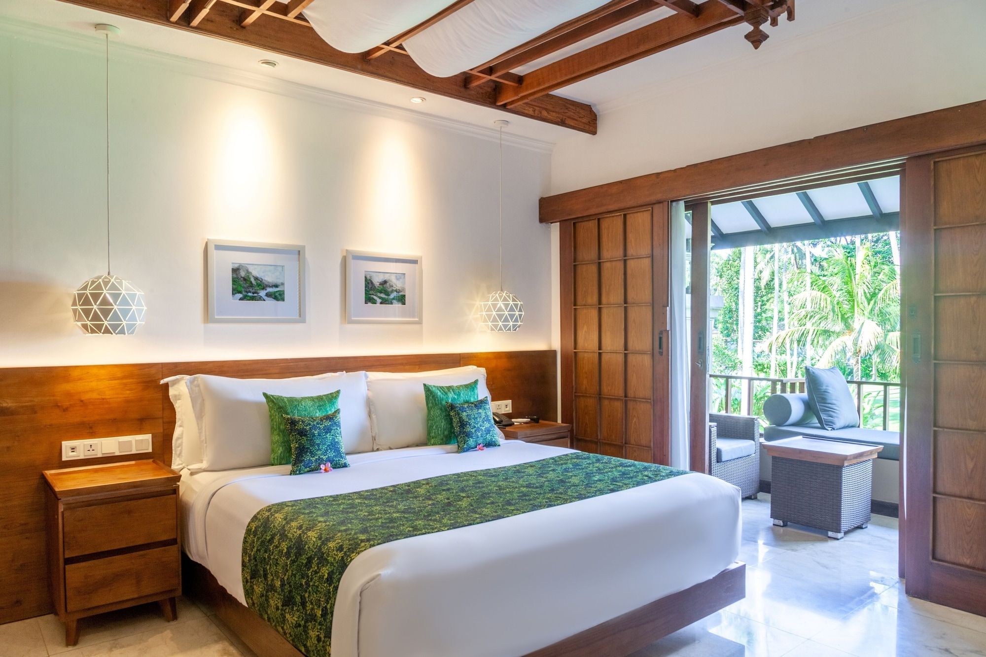 كاندي بيتش ريزورت آند سبا