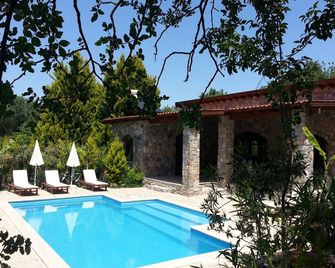 Villa Amara is a cosy stone build holiday retreat with private pool and garden. - Fethiye - Pool