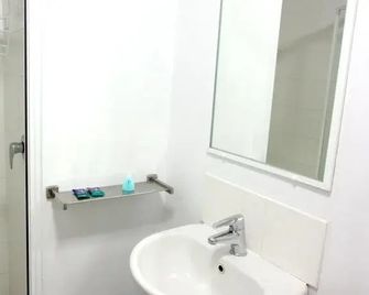 Airlie Waterfront Motel Accommodation - Airlie Beach