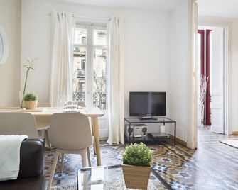 Professionally Decorated Balcony Apartment, free luggage storage service. - Барселона - Вітальня
