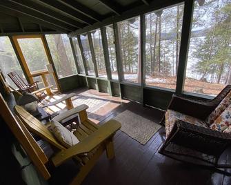 (Tamarack) Charming Seasonal Cabin Steps To The Beach - Schroon Lake - Living room