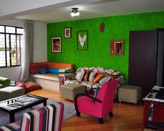 Curitiba Casa Hostel - Curitiba - Living room