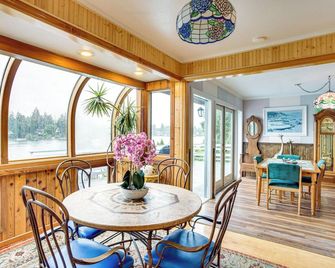 Tacoma Home on Steilacoom Lake w/ Dock! - Tacoma - Dining room