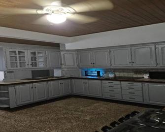 5-bedroom, 2 baths house with WiFi, AC in Woodbrook. Near many mas camps. - Port of Spain - Kitchen