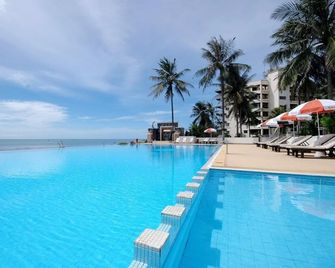 Golden Pine Beach Resort - Pak Nam Pran - Piscina