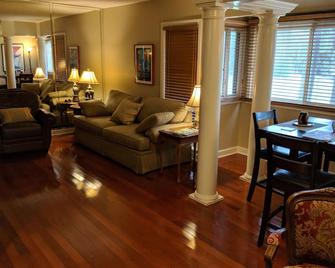 Upscale 1 BR condo on Pinehurst #3 & #5 - Pinehurst - Living room