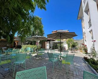 Hotel Treva - Shkoder - Patio