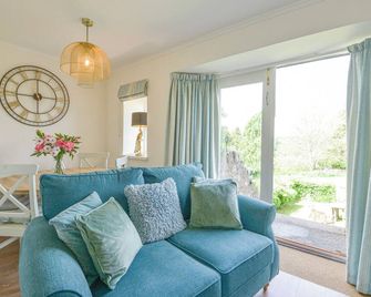 Linney Cottage - Dartmouth - Living room