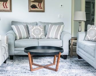 Eight minutes to Sunday River! Two bdrm apartment. Ski, golf, hike & relax. - Newry - Sala de estar
