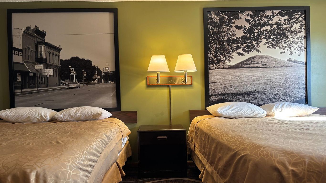 Super 8 by Wyndham Normal Bloomington