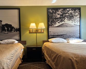 Super 8 by Wyndham Normal Bloomington - Normal - Schlafzimmer