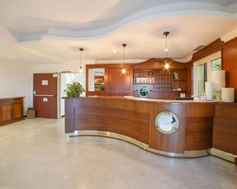 누오바 바르카치아 - 페스키에라 델 가르다 - 프론트 데스크