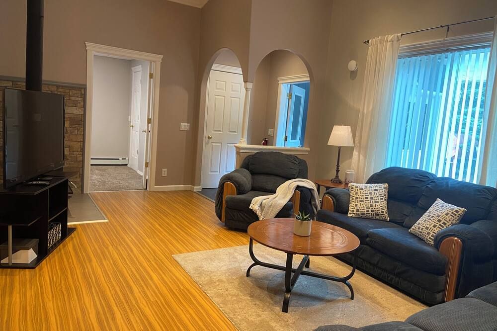 Cozy Pinetree Duplex Guest House - Delta Junction - Living room
