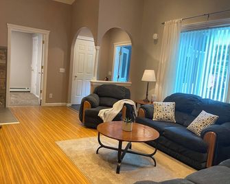 Cozy Pinetree Duplex Guest House - Delta Junction - Living room