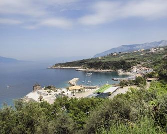 Hotel Baia Di Puolo - מסה לוברנסה - בניין