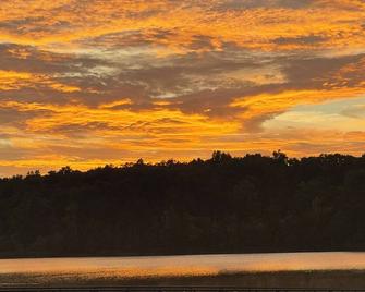 A cozy country home minutes from Nolin Lake, Blue Holler and Mammoth Cave! - Mammoth Cave - Vista del exterior
