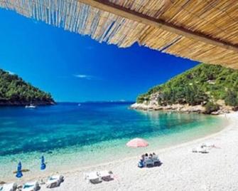 Dragan's Den Hostel - Korčula - Plage