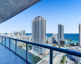 Sky-High Spacious Ocean View Condo 4 Bdrs 3 Bath - Hallandale Beach - Balkon