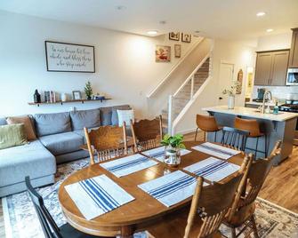 Modern and Bright Townhome with Game Room in S Salem - Salem - Dining room