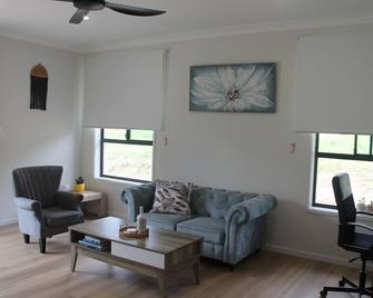 The Woodlands Hideaway - Premium Acreage Guesthouse - Browns Plains - Living room