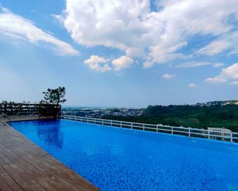 Fancy and Nice 1BR with Extra Room at Amartha View Apartment By Travelio - Semarang - Pool