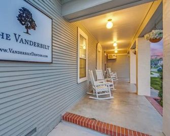 The Vanderbilt Mansion Apt 10 Near Downt - Denton - Patio