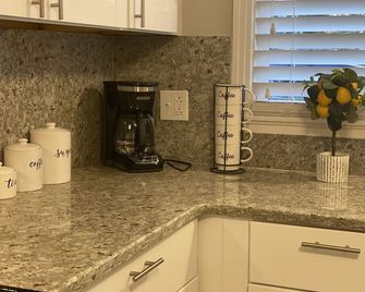 Luxury 3 Br/1 Ba Home 3 Minutes To Downtown Murfreesboro & 5 Minutes To Mtsu - Murfreesboro - Kitchen