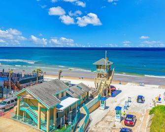 Oceanfront escape with kitchenette, pool, easy beach access, balcony & views - Daytona Beach Shores - Beach