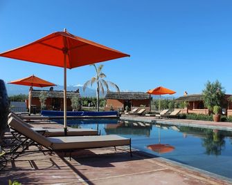 Private domain from 10 to 32 people, 9 bungalows, 4 of which with private swimming pool. Marrakech - Aghmat - Piscina