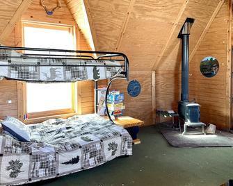 Off grid solar a-frame cabin Northwoods Farm Stay Hundreds of Acres to Explore - Prentice - Habitación