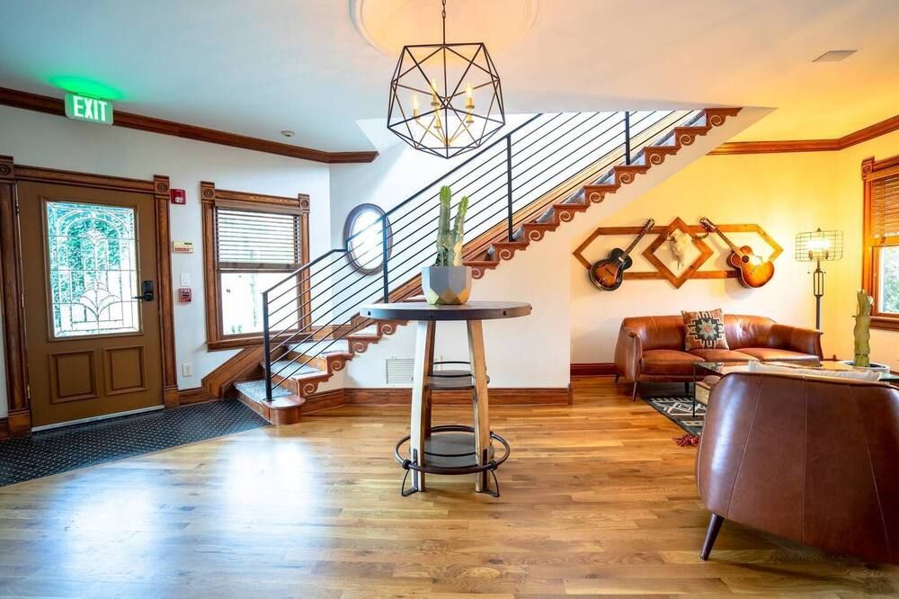 Notorious Outlaw - דנבר - לובי