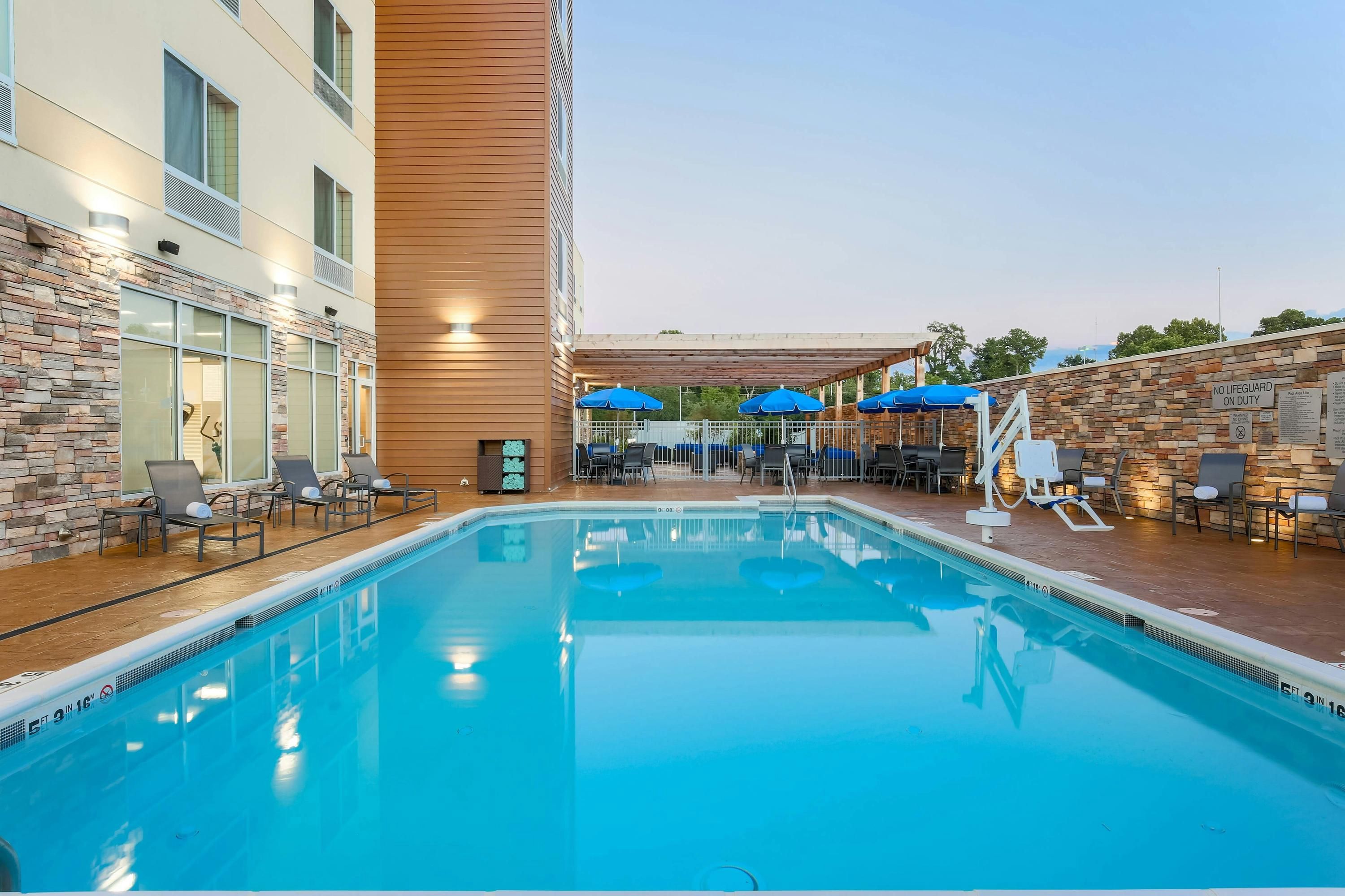Fairfield Inn & Suites by Marriott Alexandria - Alexandria - Piscina