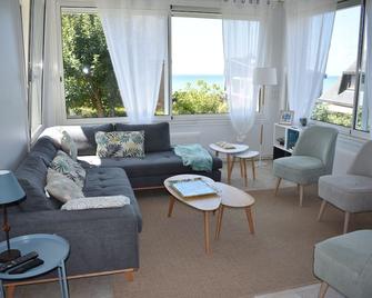 A villa just steps from the beach. - Donville-les-Bains - Sala de estar