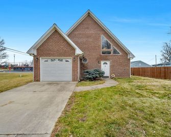 Greentown Exce- King bed, safe, EV charging and R.O.! 15-20 mins to everywhere - Greentown - Building