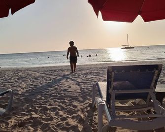 Tiny House 2 -bedroom Cabin with AC, WiFi, Close to beach and more in Negril JM. - Negril - Strand