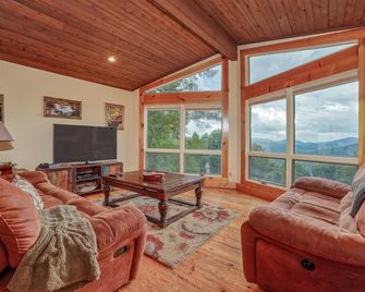 Mountaintop Home With Fantastic Views - Saluda - Wohnzimmer
