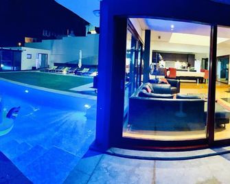 Love All Villa. Sea View! Spa! Heated Pool! Cinema! Private Chef! - Ericeira - Pool