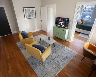 Greyhound Inn - Deluxe Queen Suite - Tyler