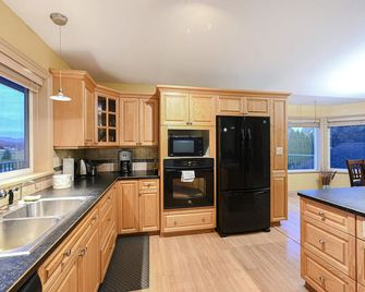 Fort Wine Burrow: Entire Private Estate Home - Langley Township - Kitchen