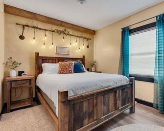 The Rustic Suite - Main Street Lodge in Berlin - Berlin - Schlafzimmer